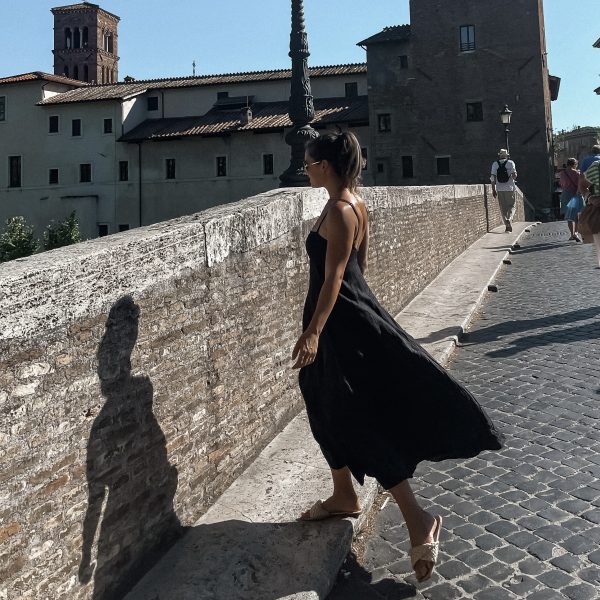 European summer outfits. Classy, simple, old money aesthetic. what to wear in Europe in summer. Europe beach outfit. Elegant beach outfit.